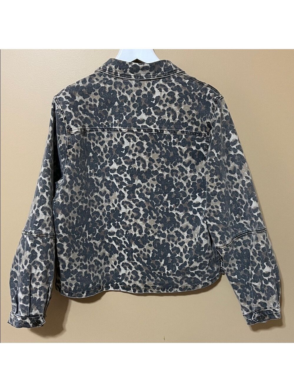 Kut from the Kloth Leopard Print Jean Jacket - Black and Tan. XL - Picture 3 of 9